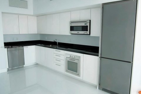 Condo in Miami, Florida, 1 bedroom  № 2031672 - photo 1