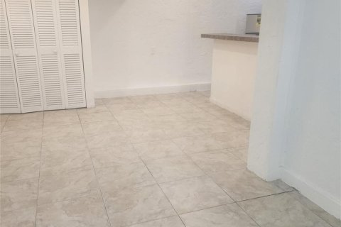 Immobilier commercial à louer à North Lauderdale, Floride: 3 pièces, 160.26 m2 № 2147374 - photo 2