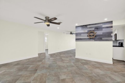 House in Hudson, Florida 3 bedrooms, 159.05 sq.m. № 1751083 - photo 12