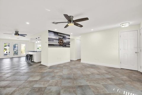 House in Hudson, Florida 3 bedrooms, 159.05 sq.m. № 1751083 - photo 13