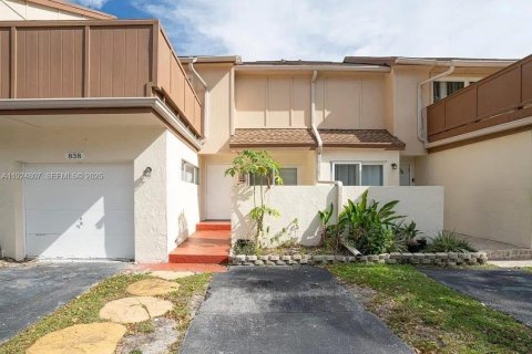 Снять в аренду таунхаус в Плантация, Флорида 3 спальни, 164.44м2, № 1984167 - фото 1