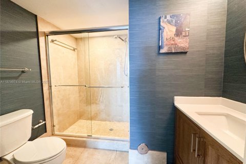 Condo in Miami, Florida, 2 bedrooms  № 1921337 - photo 13