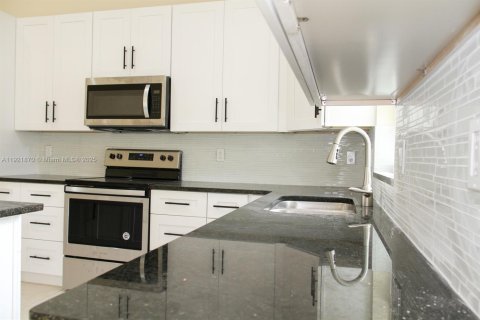 Villa ou maison à vendre à Port St. Lucie, Floride: 4 chambres, 183.95 m2 № 1975803 - photo 4