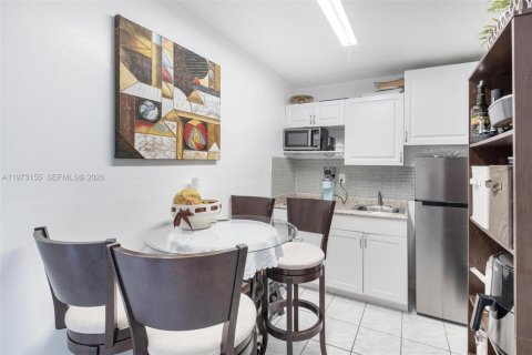 Casa en venta en Miami, Florida, 5 dormitorios, 188.03 m2 № 2033235 - foto 23