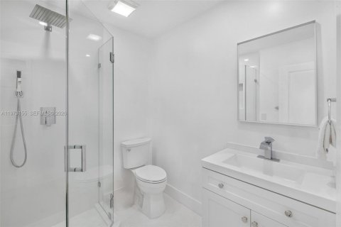 Casa en venta en Miami, Florida, 5 dormitorios, 188.03 m2 № 2033235 - foto 27
