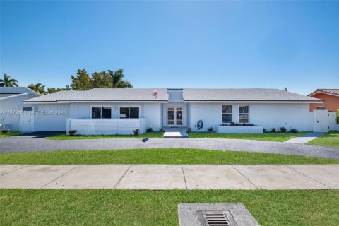 Casa en Miami, Florida 5 dormitorios, 188.03 m2 № 2033235