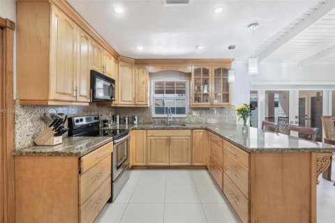 Casa en venta en Miami, Florida, 5 dormitorios, 188.03 m2 № 2033235 - foto 7