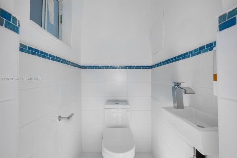 Casa en venta en Miami, Florida, 5 dormitorios, 188.03 m2 № 2033235 - foto 20