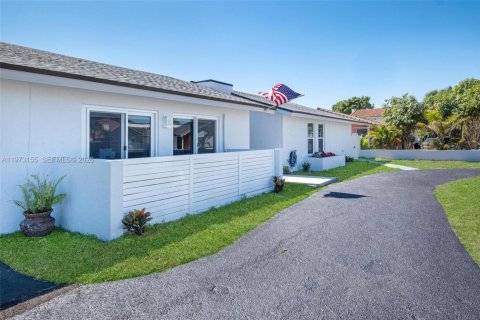 Casa en venta en Miami, Florida, 5 dormitorios, 188.03 m2 № 2033235 - foto 2