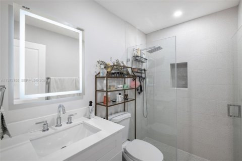 Casa en venta en Miami, Florida, 5 dormitorios, 188.03 m2 № 2033235 - foto 18