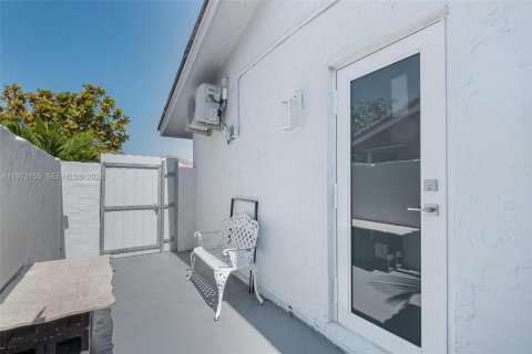Casa en venta en Miami, Florida, 5 dormitorios, 188.03 m2 № 2033235 - foto 19