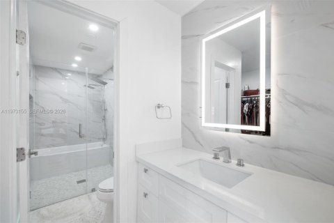 Casa en venta en Miami, Florida, 5 dormitorios, 188.03 m2 № 2033235 - foto 16