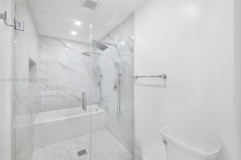 Casa en venta en Miami, Florida, 5 dormitorios, 188.03 m2 № 2033235 - foto 17