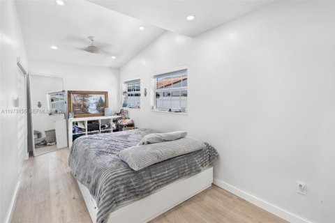 Casa en venta en Miami, Florida, 5 dormitorios, 188.03 m2 № 2033235 - foto 15