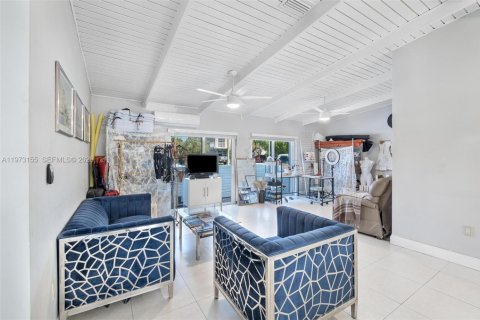 Casa en venta en Miami, Florida, 5 dormitorios, 188.03 m2 № 2033235 - foto 4