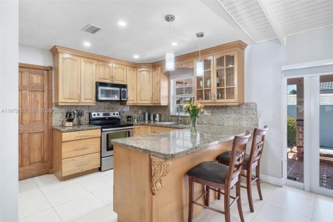 Casa en venta en Miami, Florida, 5 dormitorios, 188.03 m2 № 2033235 - foto 10