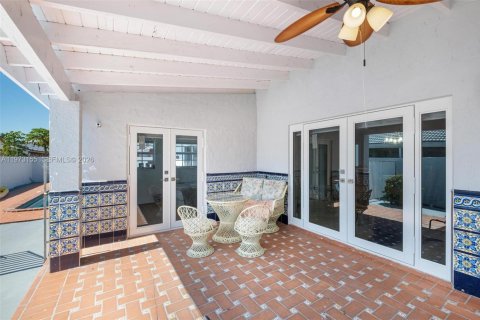 Casa en venta en Miami, Florida, 5 dormitorios, 188.03 m2 № 2033235 - foto 30