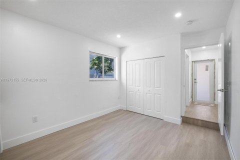 Casa en venta en Miami, Florida, 5 dormitorios, 188.03 m2 № 2033235 - foto 29