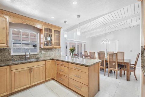 Casa en venta en Miami, Florida, 5 dormitorios, 188.03 m2 № 2033235 - foto 8