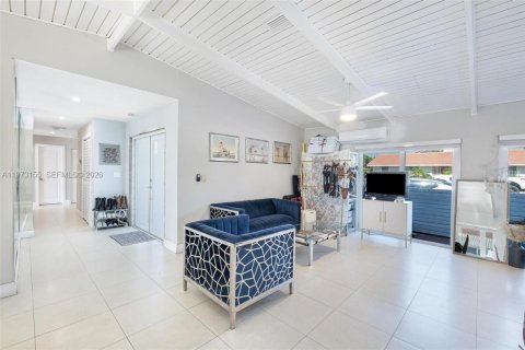 Casa en venta en Miami, Florida, 5 dormitorios, 188.03 m2 № 2033235 - foto 5