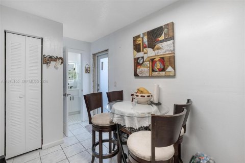 Casa en venta en Miami, Florida, 5 dormitorios, 188.03 m2 № 2033235 - foto 24