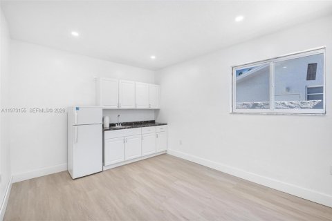 Casa en venta en Miami, Florida, 5 dormitorios, 188.03 m2 № 2033235 - foto 28