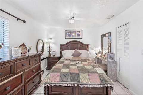 Casa en venta en Miami, Florida, 5 dormitorios, 188.03 m2 № 2033235 - foto 26