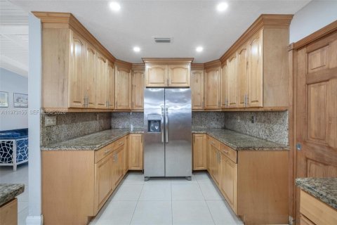 Casa en venta en Miami, Florida, 5 dormitorios, 188.03 m2 № 2033235 - foto 9