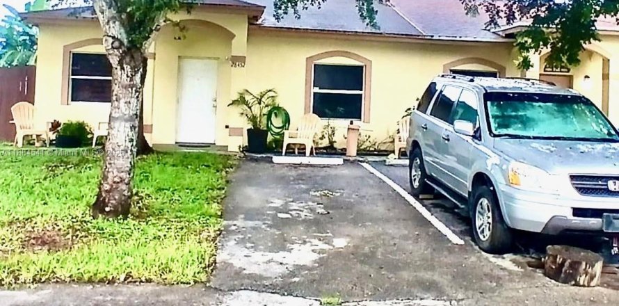 Adosado en Homestead, Florida 3 dormitorios, 107.77 m2 № 1950773