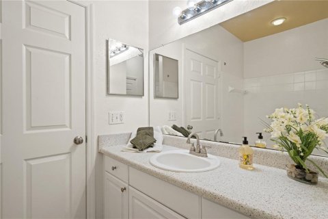 Condo in Sarasota, Florida, 2 bedrooms № 2383474 - photo 17