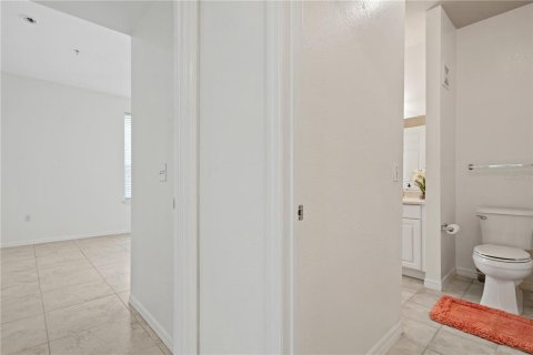 Condo in Sarasota, Florida, 2 bedrooms № 2383474 - photo 11