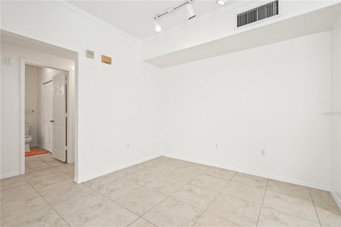 Condo in Sarasota, Florida, 2 bedrooms № 2383474 - photo 13