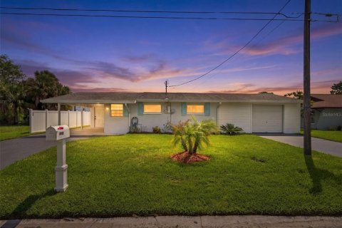 House in Hernando Beach, Florida 2 bedrooms, 89.28 sq.m. № 2316582 - photo 3