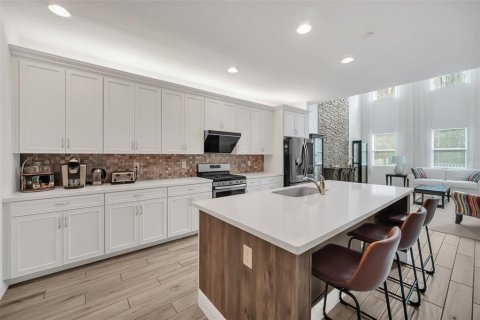 House in Winter Garden, Florida 5 bedrooms, 334.63 sq.m. № 1524827 - photo 18