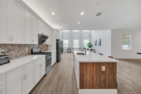House in Winter Garden, Florida 5 bedrooms, 334.63 sq.m. № 1524827 - photo 23