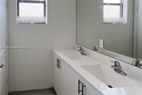 Townhouse in Miami, Florida 3 bedrooms, 122.63 sq.m. № 1875349 - photo 25