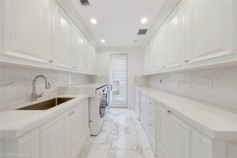 Casa en alquiler en Miami Beach, Florida, 5 dormitorios, 531.12 m2 № 2054353 - foto 18