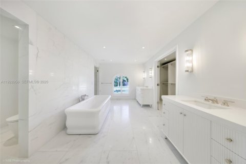 Casa en alquiler en Miami Beach, Florida, 5 dormitorios, 531.12 m2 № 2054353 - foto 29