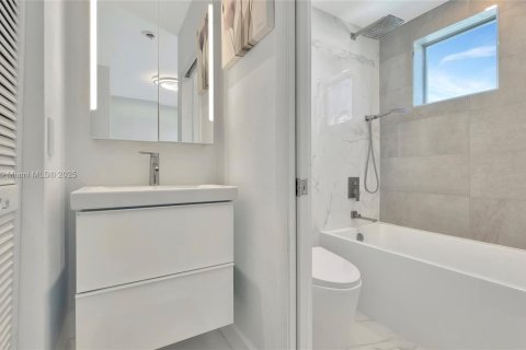 Condominio en venta en Miami Beach, Florida, 2 dormitorios, 128.3 m2 № 1741337 - foto 11