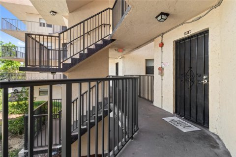 Condo in Plantation, Florida, 2 bedrooms  № 2051603 - photo 18