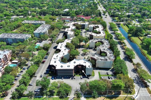 Condo in Plantation, Florida, 2 bedrooms  № 2051603 - photo 25