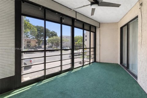 Condo in Plantation, Florida, 2 bedrooms  № 2051603 - photo 17