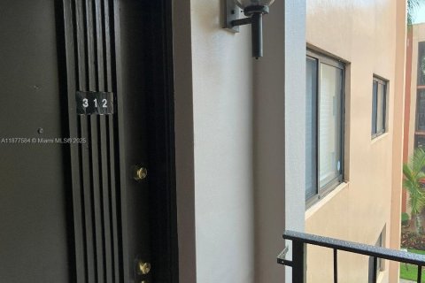 Copropriété à louer à Miami, Floride: 3 chambres, 96.62 m2 № 1922788 - photo 2