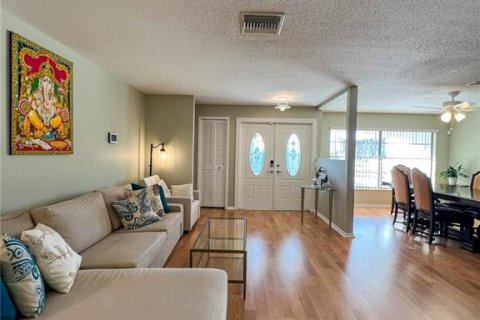 House in Saint Petersburg, Florida 3 bedrooms, 171.87 sq.m. № 1558562 - photo 8