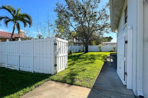 House in Saint Petersburg, Florida 3 bedrooms, 171.87 sq.m. № 1558562 - photo 6