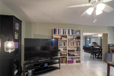 House in Saint Petersburg, Florida 3 bedrooms, 171.87 sq.m. № 1558562 - photo 13