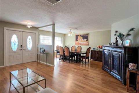 House in Saint Petersburg, Florida 3 bedrooms, 171.87 sq.m. № 1558562 - photo 7