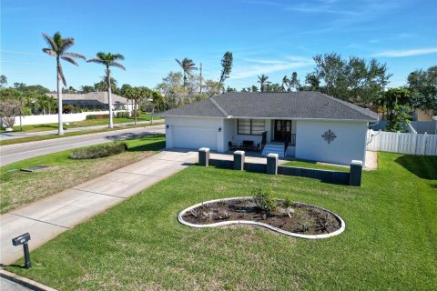 House in Saint Petersburg, Florida 3 bedrooms, 171.87 sq.m. № 1558562 - photo 1