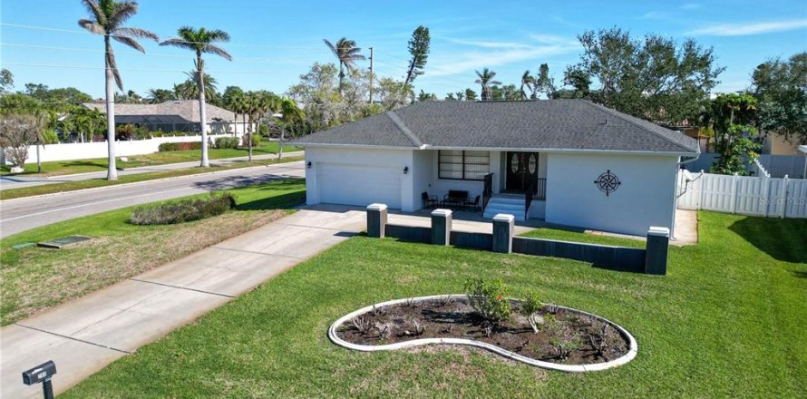 House in Saint Petersburg, Florida 3 bedrooms, 171.87 sq.m. № 1558562