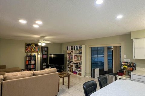House in Saint Petersburg, Florida 3 bedrooms, 171.87 sq.m. № 1558562 - photo 11